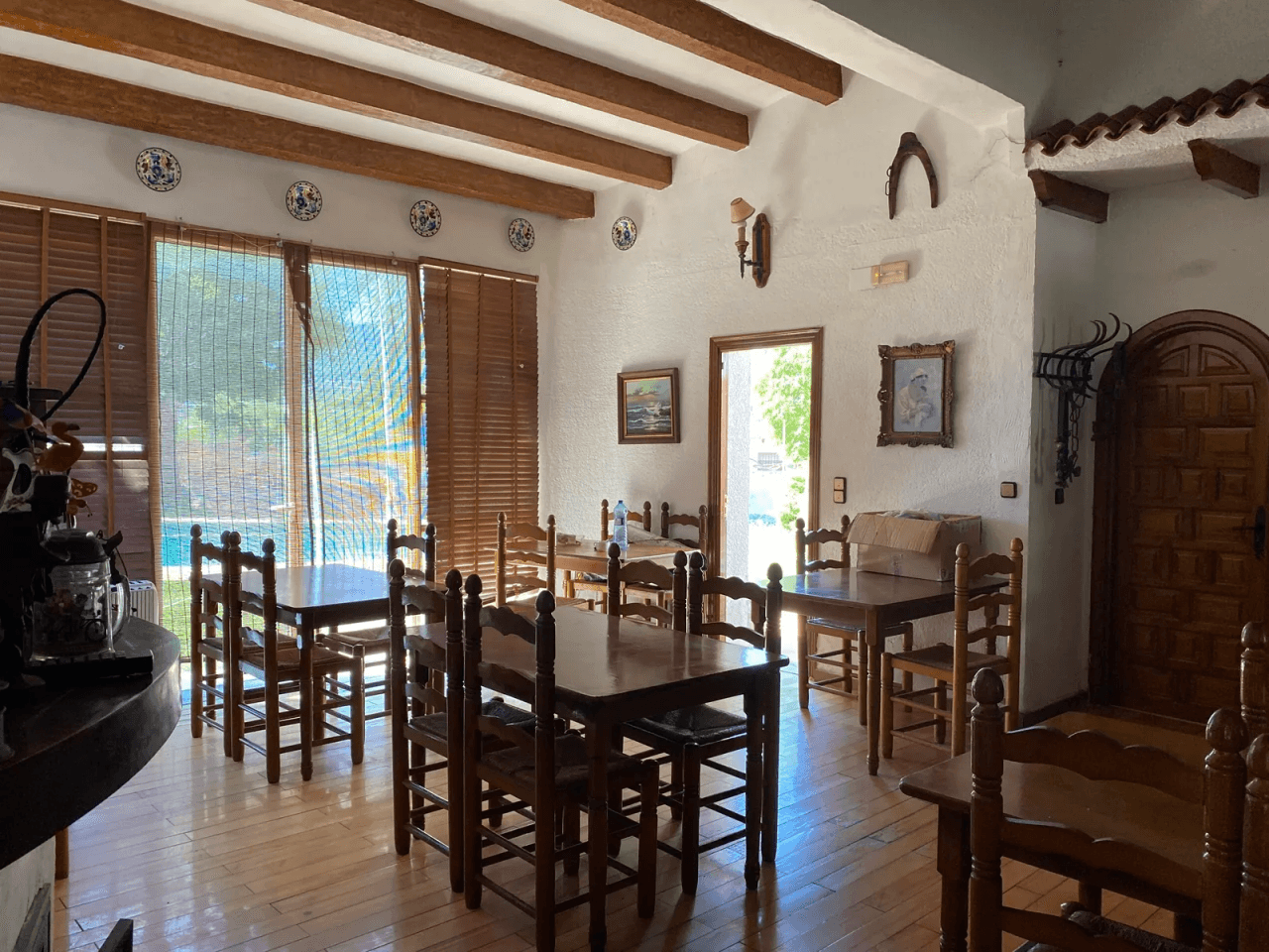 Restaurant avec piscine, grand terrain en excellent emplacement, maison, garage et plus.