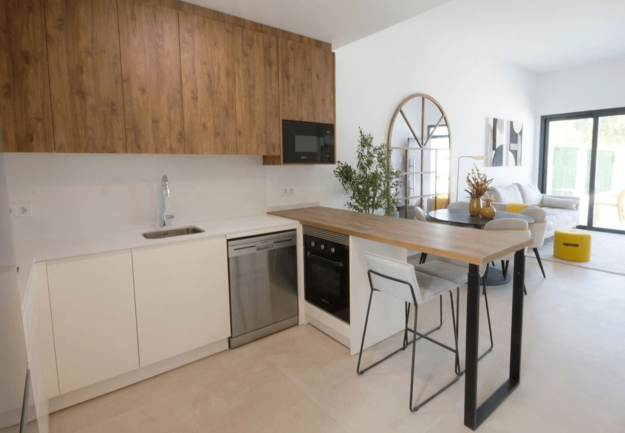 Appartements au rez-de-chaussée avec 3 chambres, 2 salles de bains, parking privé et piscine communautaire