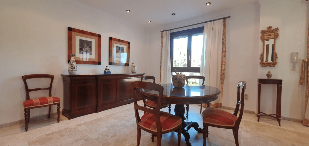 Mansión muy bien cuidada en excelente zona residencial en Oliva XL parcela