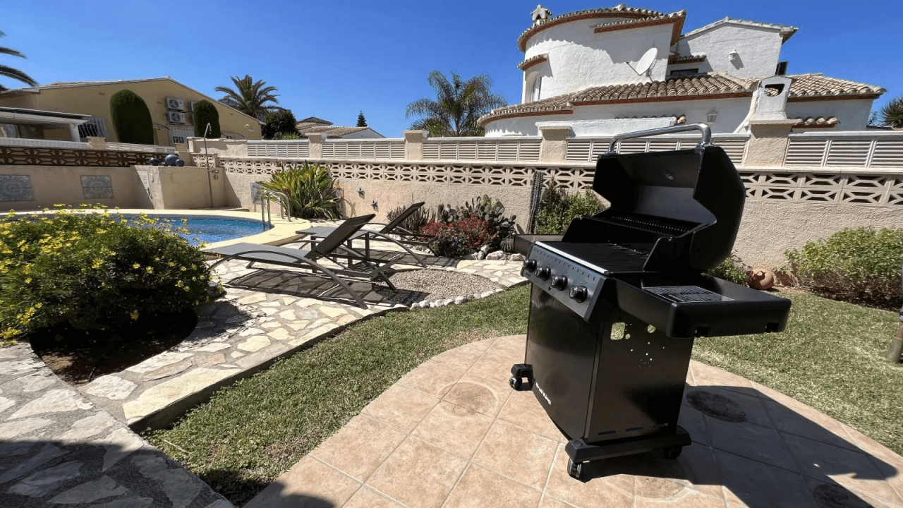 Sehr gepflegte Villa, ruhig und sonnig, nur 500 Meter zum Meer