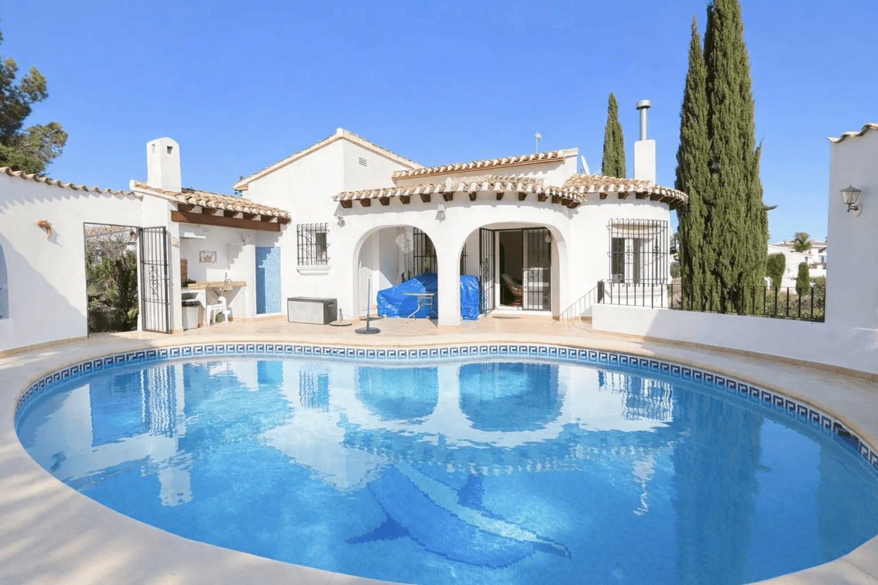 Ebenerdiges Sonnenhaus am Monte Pego mit Pool und Terrasse
