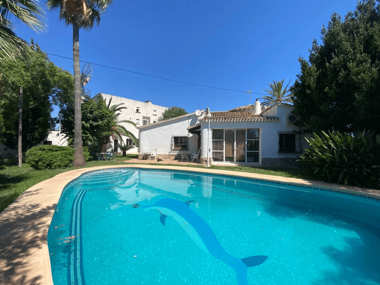 Restaurant avec piscine, grand terrain en excellent emplacement, maison, garage et plus.