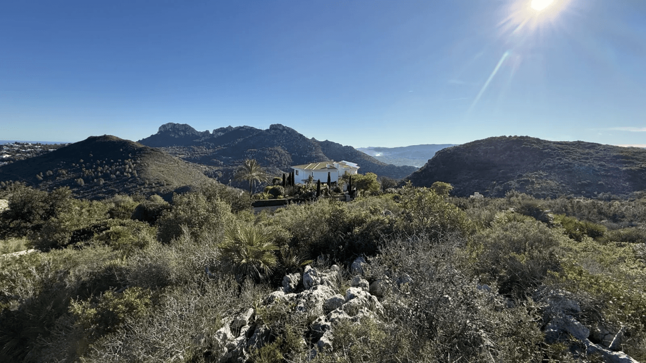 Parcela en esquina de ensueño con magníficas vistas al mar y panorámicas.