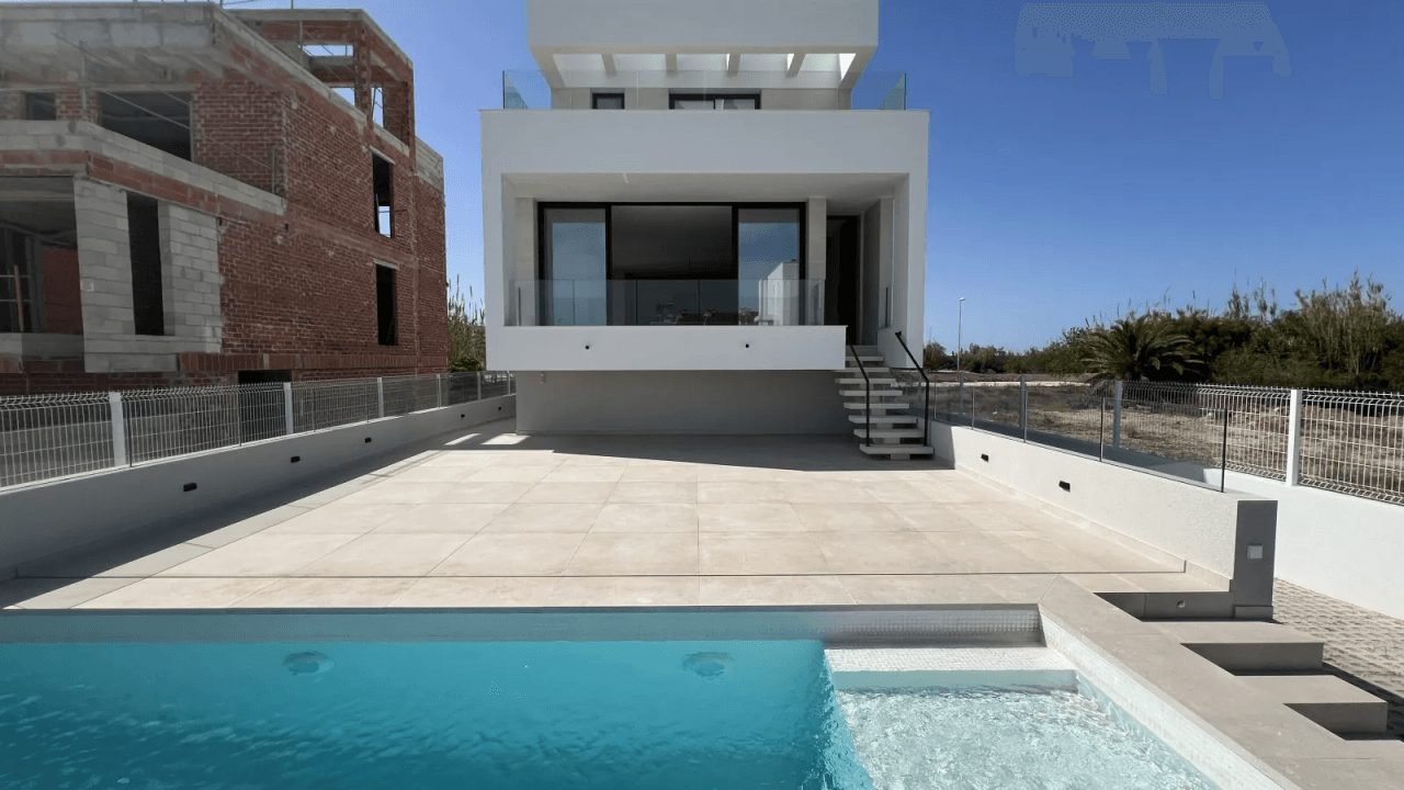 Villa de lujo de nueva construcción con acceso directo a la playa a poca distancia del puerto y del campo de golf.