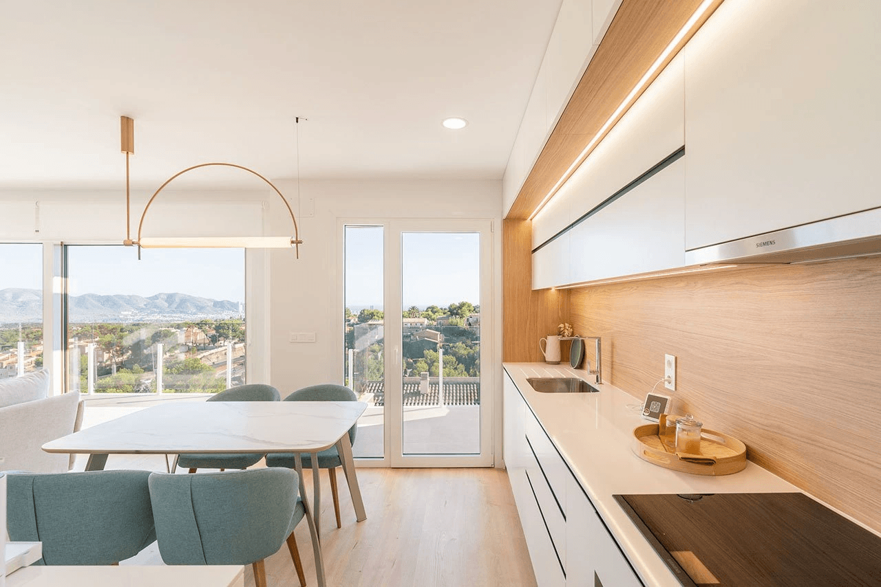 Maisons mitoyennes avec 4 chambres, 3 salles de bains, WC invités, vue sur la mer, climatisation, place de parking et piscine commune