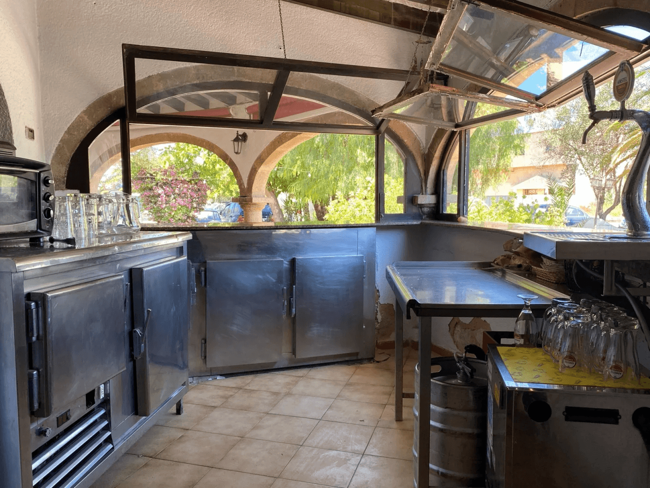 Restaurant avec piscine, grand terrain en excellent emplacement, maison, garage et plus.