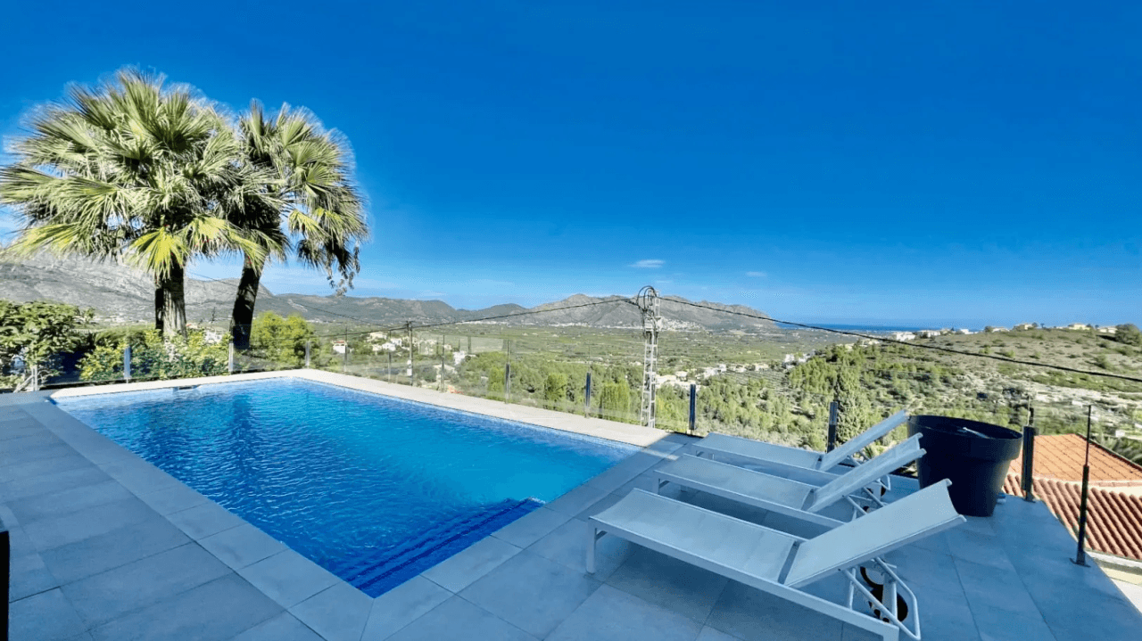 Villa zu verkaufen in Orba: Minimalistischer Luxus mit fantastischer Aussicht
