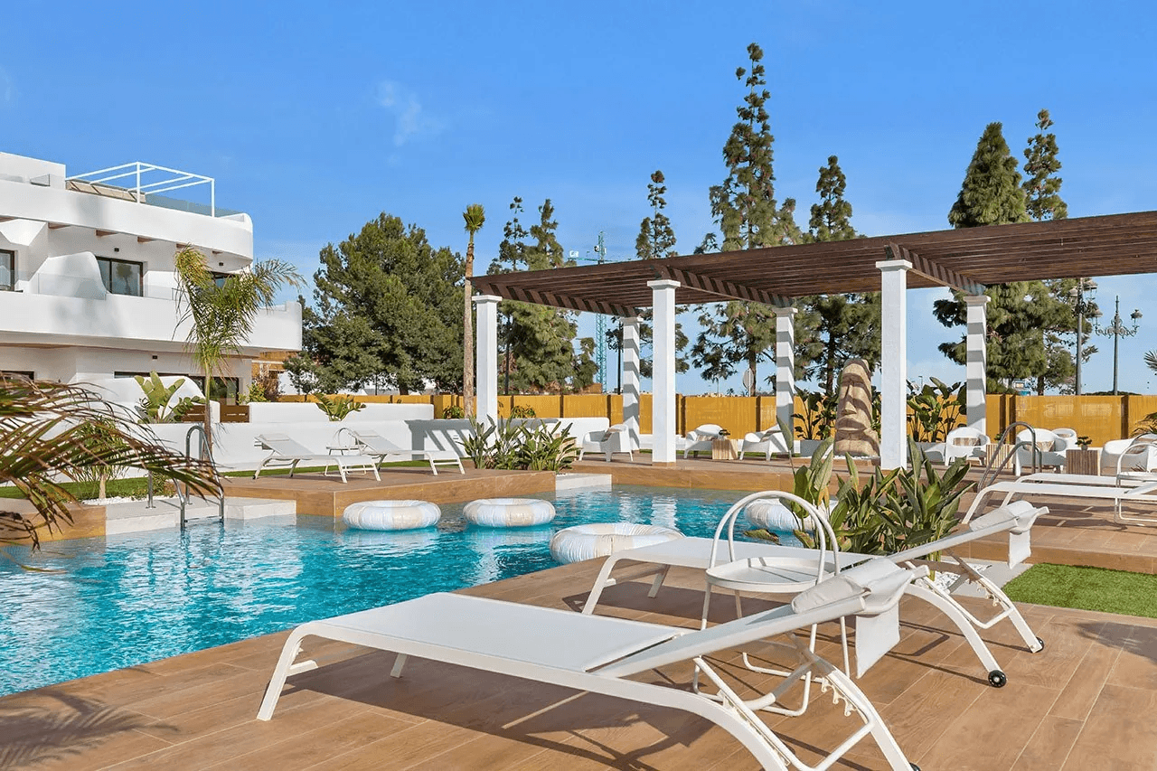 Apartamentos de 3 dormitorios y 2 baños con piscina comunitaria y parking privado junto al La Serena Golfresort