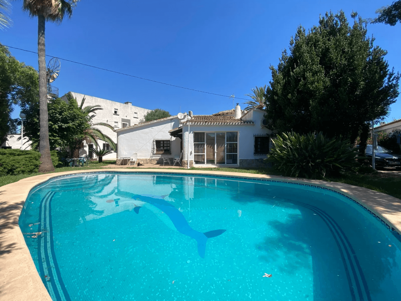 Restaurant avec piscine, grand terrain en excellent emplacement, maison, garage et plus.