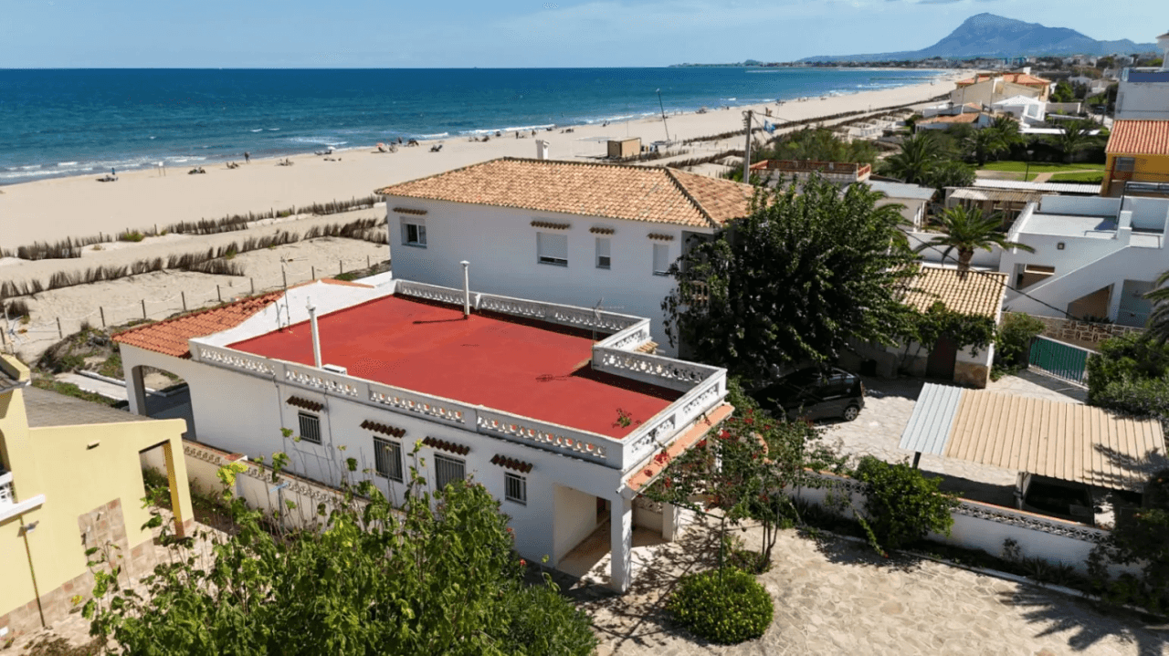 Chalet mit 2 Wohneinheiten in erster Strandlage in Denia