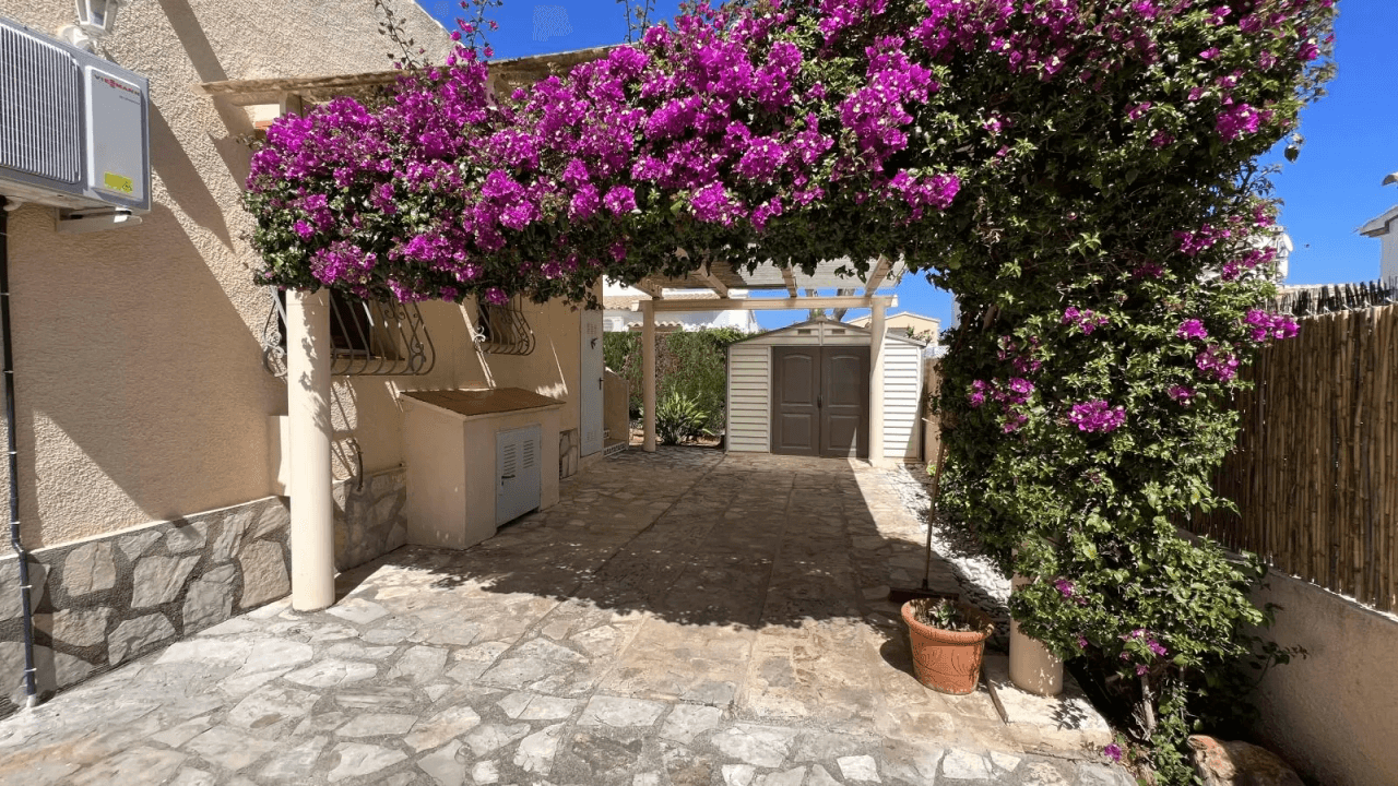 Sehr gepflegte Villa, ruhig und sonnig, nur 500 Meter zum Meer