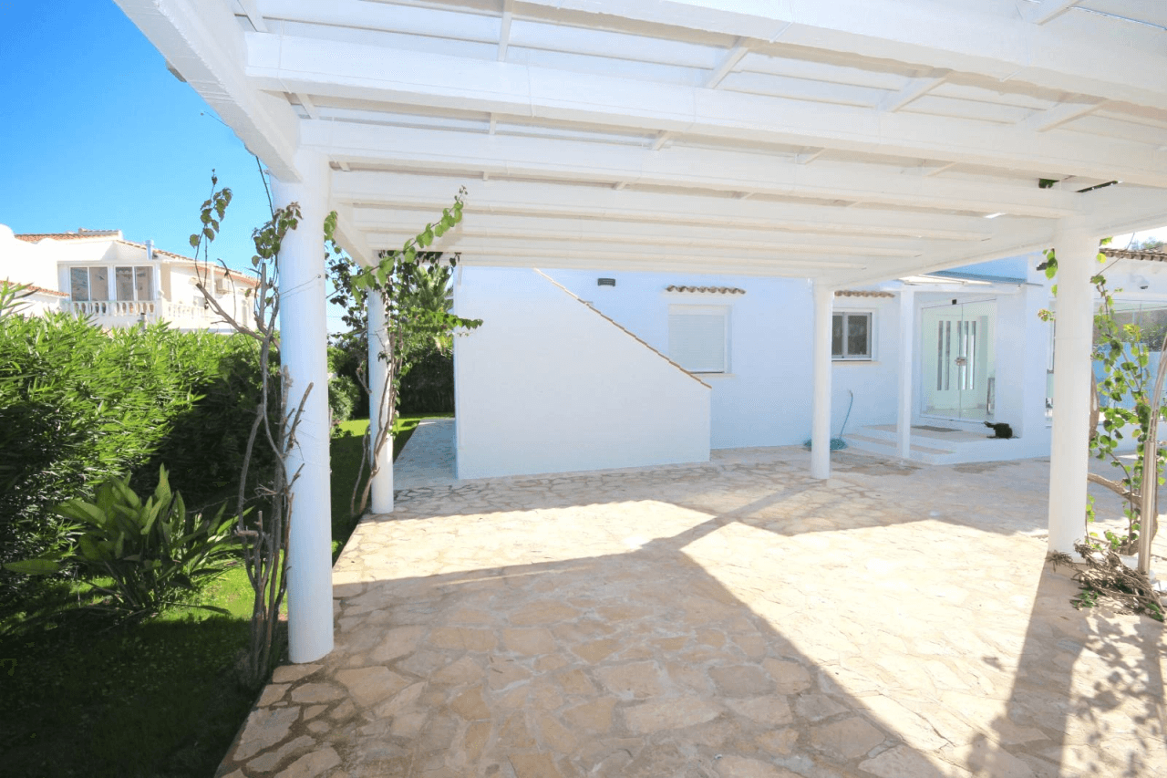 chöne Villa mit vielen Extras, 3 Schlafzimmer, 2 Badezimmer, Wintergarten, BBQ, Außendusche, Klima, Zentralheizung u.v.a.m.