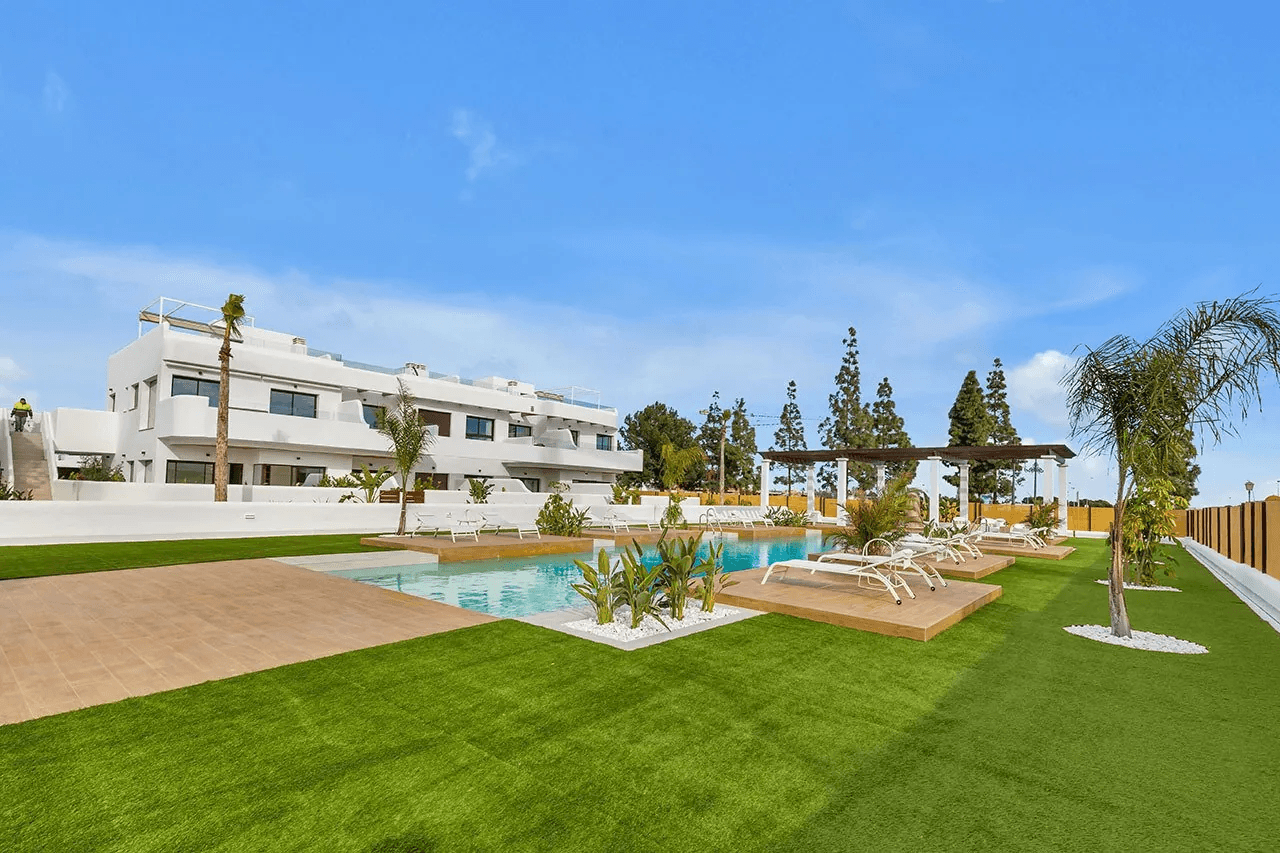 Apartamentos de 3 dormitorios y 2 baños con piscina comunitaria y parking privado junto al La Serena Golfresort