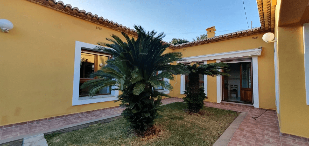 Mansión muy bien cuidada en excelente zona residencial en Oliva XL parcela
