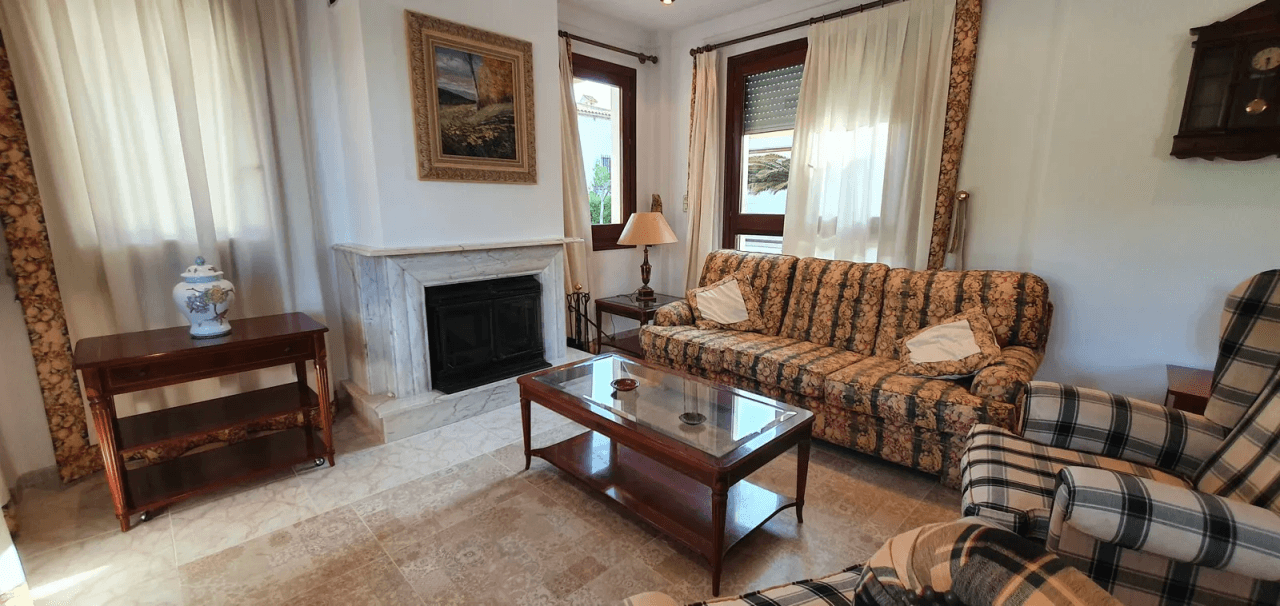 Mansión muy bien cuidada en excelente zona residencial en Oliva XL parcela