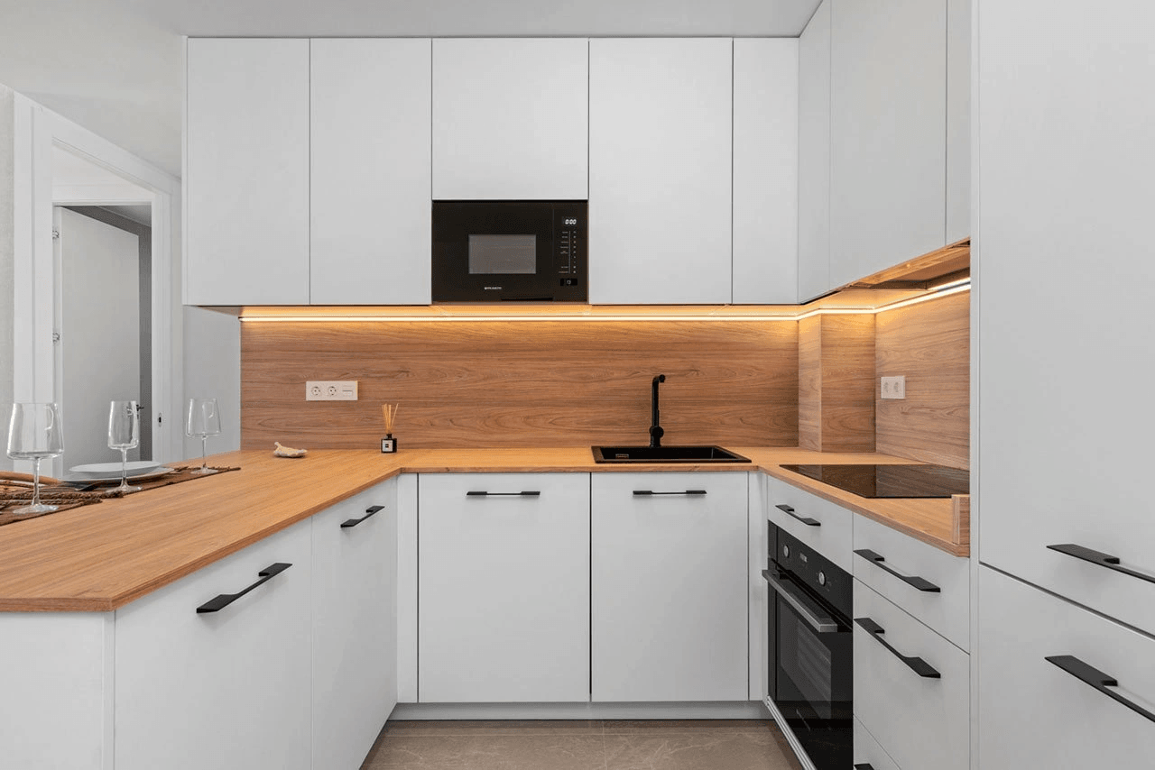 Appartements avec 4 chambres, 2 salles de bain, cuisine équipée moderne avec des appareils électriques et piscine communautaire
