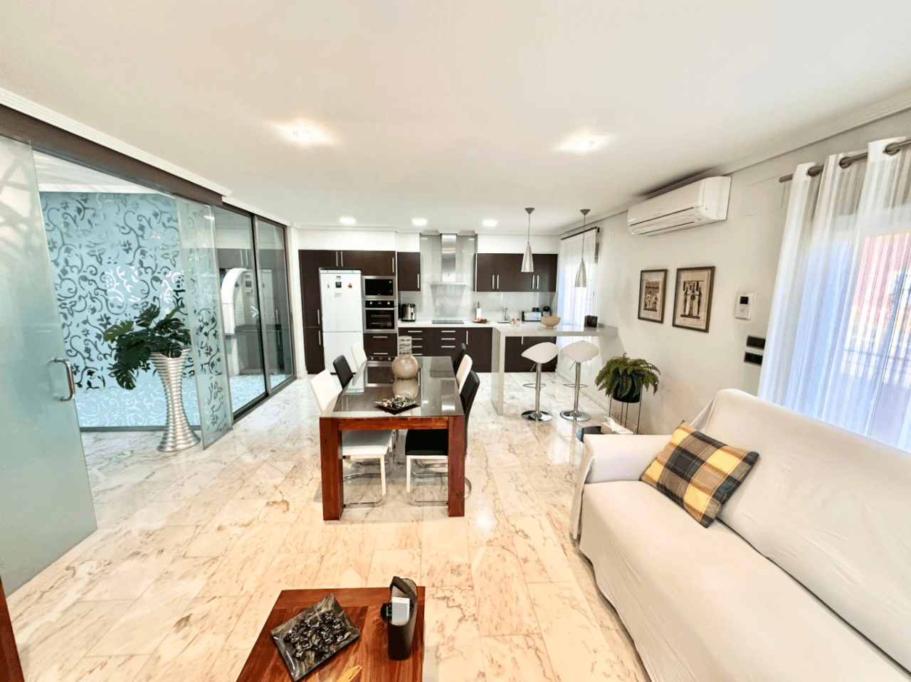 Espace, Lumière et Design dans une Maison Unique à Pego