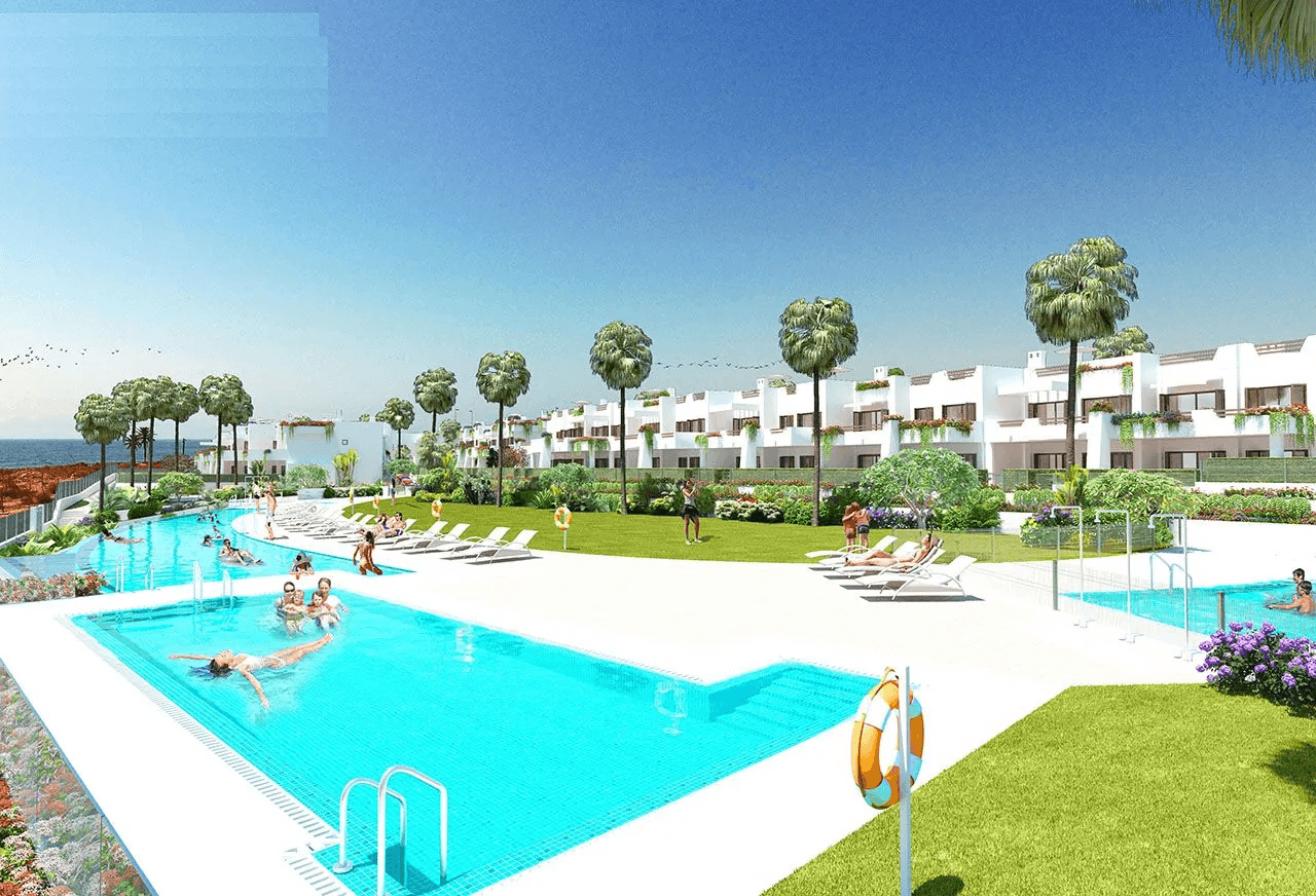 Atractivos bungalows bajos de 3 dormitorios a escasos cientos metros de la playa