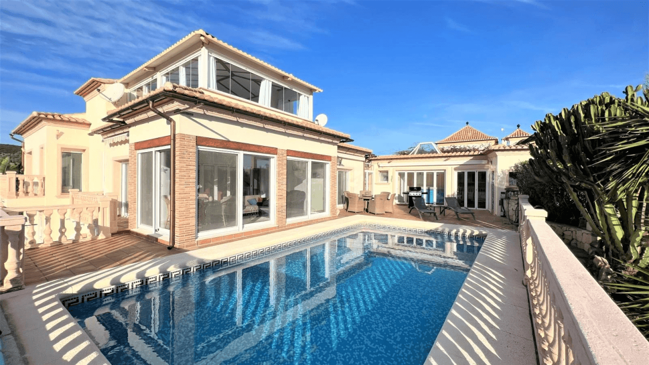 Alquiler. Chalet/Villa à Denia