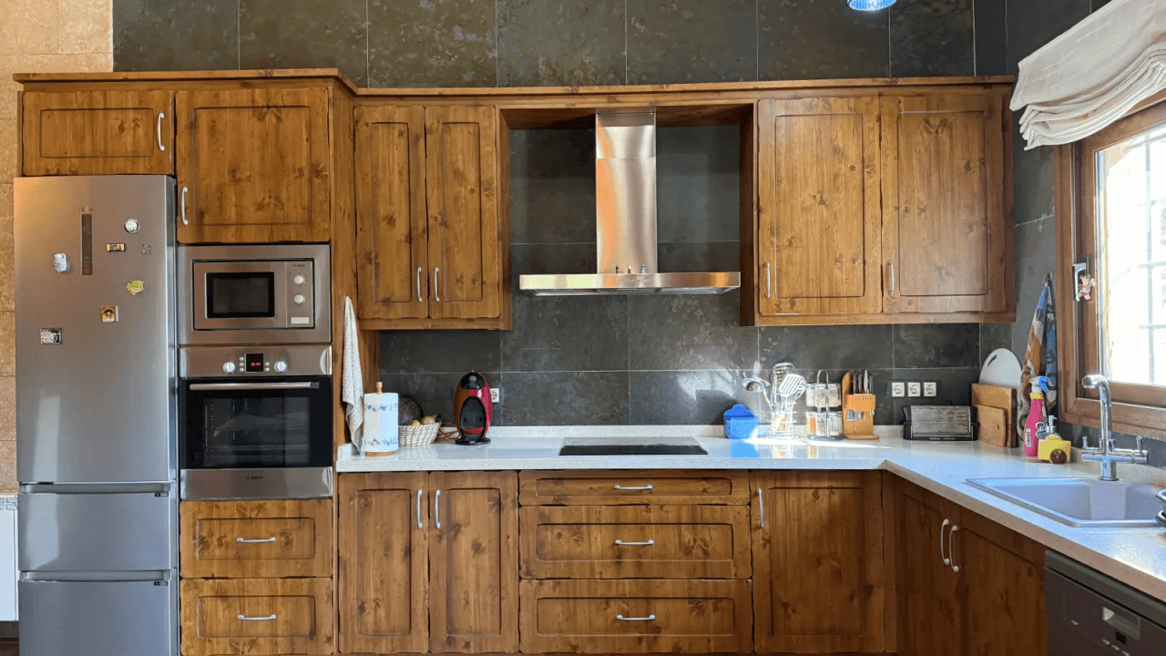 Villa exclusive de style méditerranéen alliant luxe, efficacité énergétique et matériaux haut de gamme.