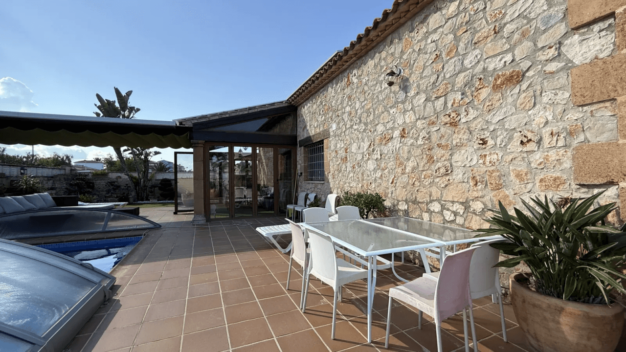Villa exclusive de style méditerranéen alliant luxe, efficacité énergétique et matériaux haut de gamme.