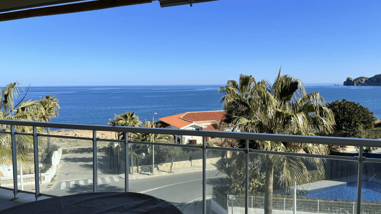Appartement avec 2 chambres, piscine communautaire et à seulement 50m de la mer Méditerranée !