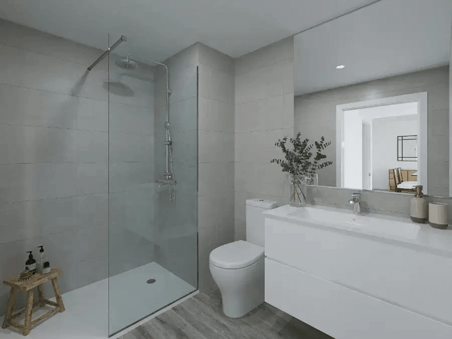 Appartement neuf exclusif de 3 chambres avec piscine, place de garage et débarras
