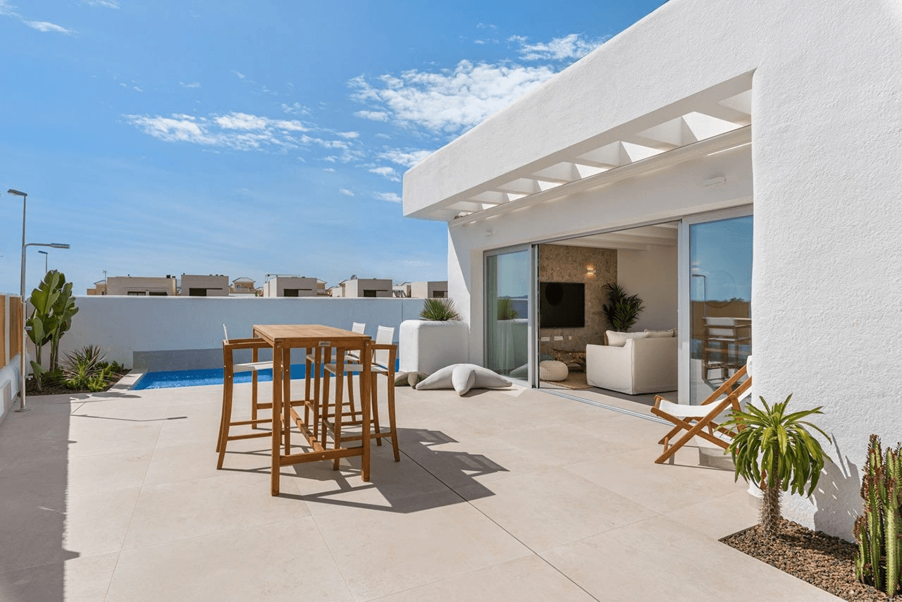 Villas de una sola planta con 3 dormitorios, 2 baños, preinstalación aire acondicionado y piscina privada en el campo La Serena Golf