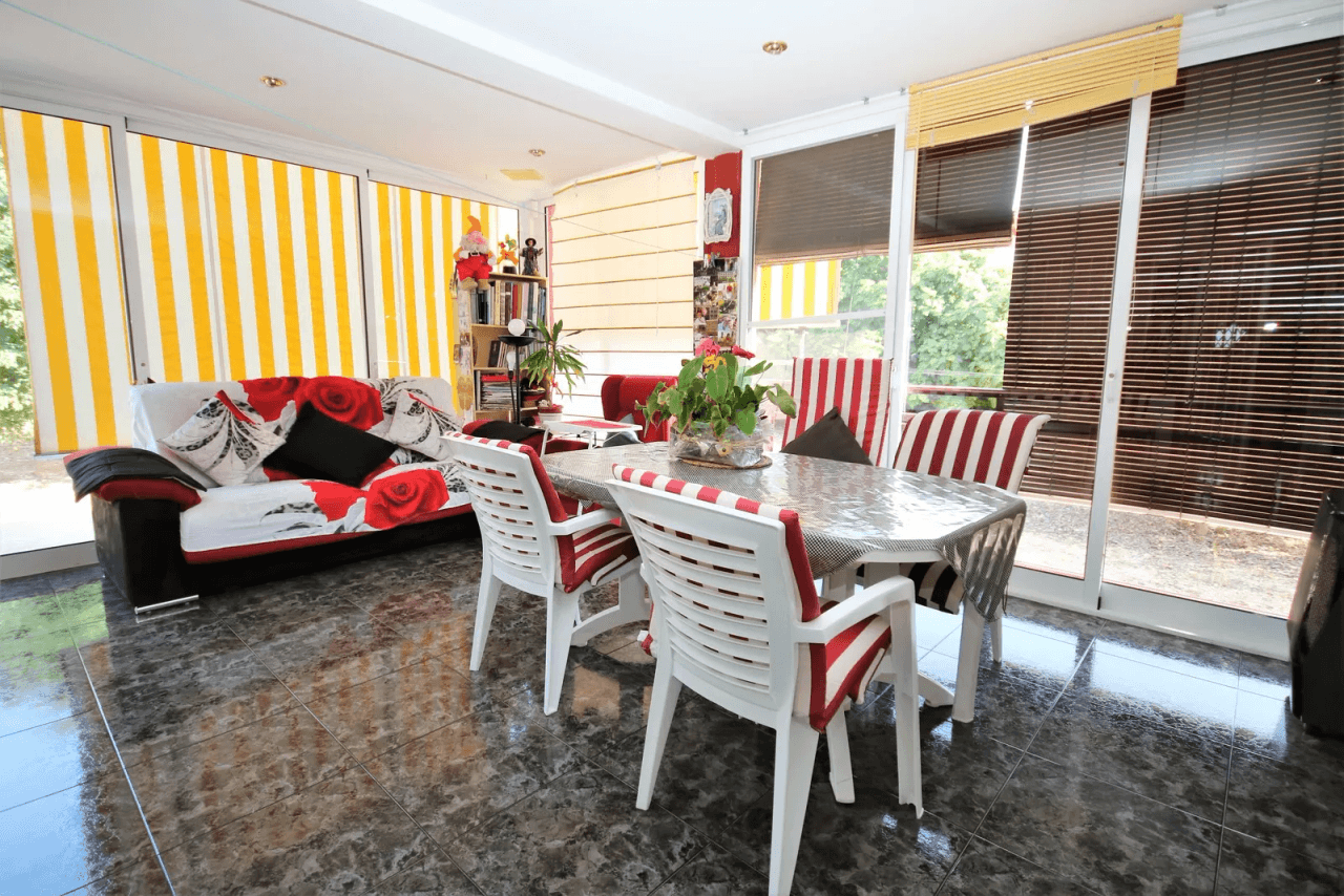 Magnifique villa de 4 chambres avec grande piscine sur un terrain très privé et proche de la plage.