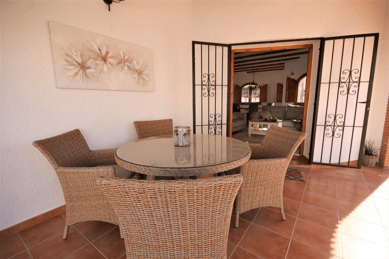 Schöne gepflegte Villa mit mediterranem Garten, großen Privatpool und Klimaanlagen