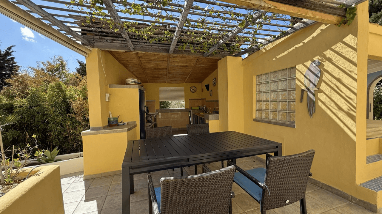 Große Villa auf Eckgrundstück mit Pool und Doppelgarage in Top-Lage Benissa Montemar