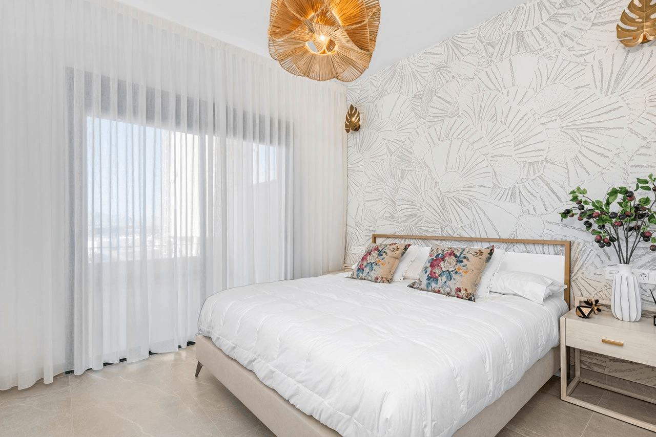 Appartements avec 4 chambres, 2 salles de bain, cuisine équipée moderne avec des appareils électriques et piscine communautaire