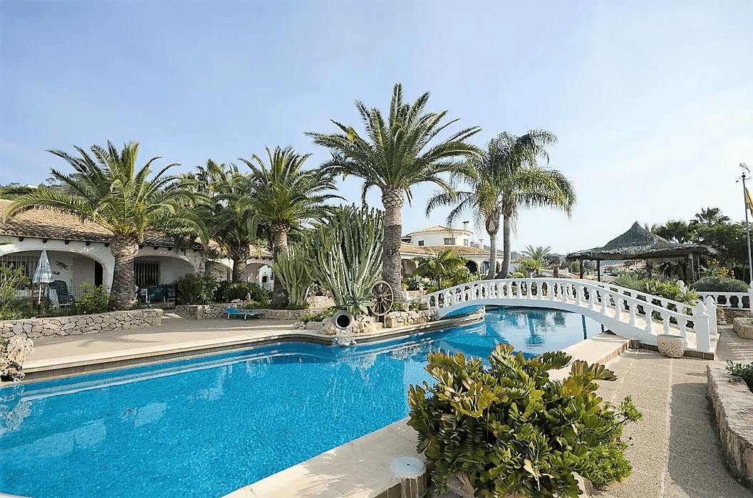 Villa d'exception avec plusieurs maisons d'hôtes dans un parc bien entretenu à Calpe.