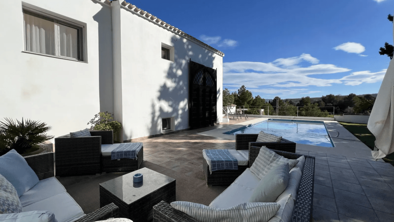 Schön renovierte 3 Schlafzimmer-Villa mit neuem Privatpool in bevorzugtem Wohngebiet