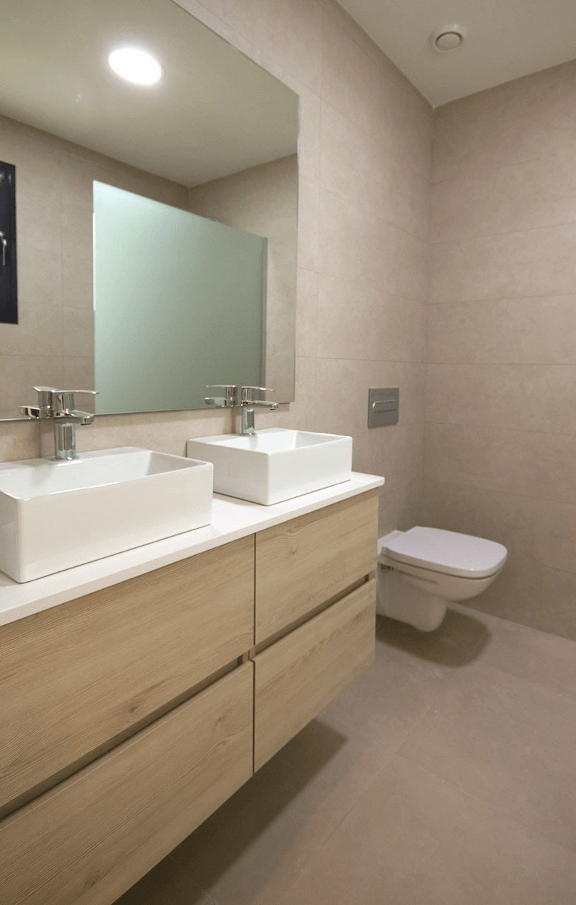 Appartements au rez-de-chaussée avec 3 chambres, 2 salles de bains, parking privé et piscine communautaire