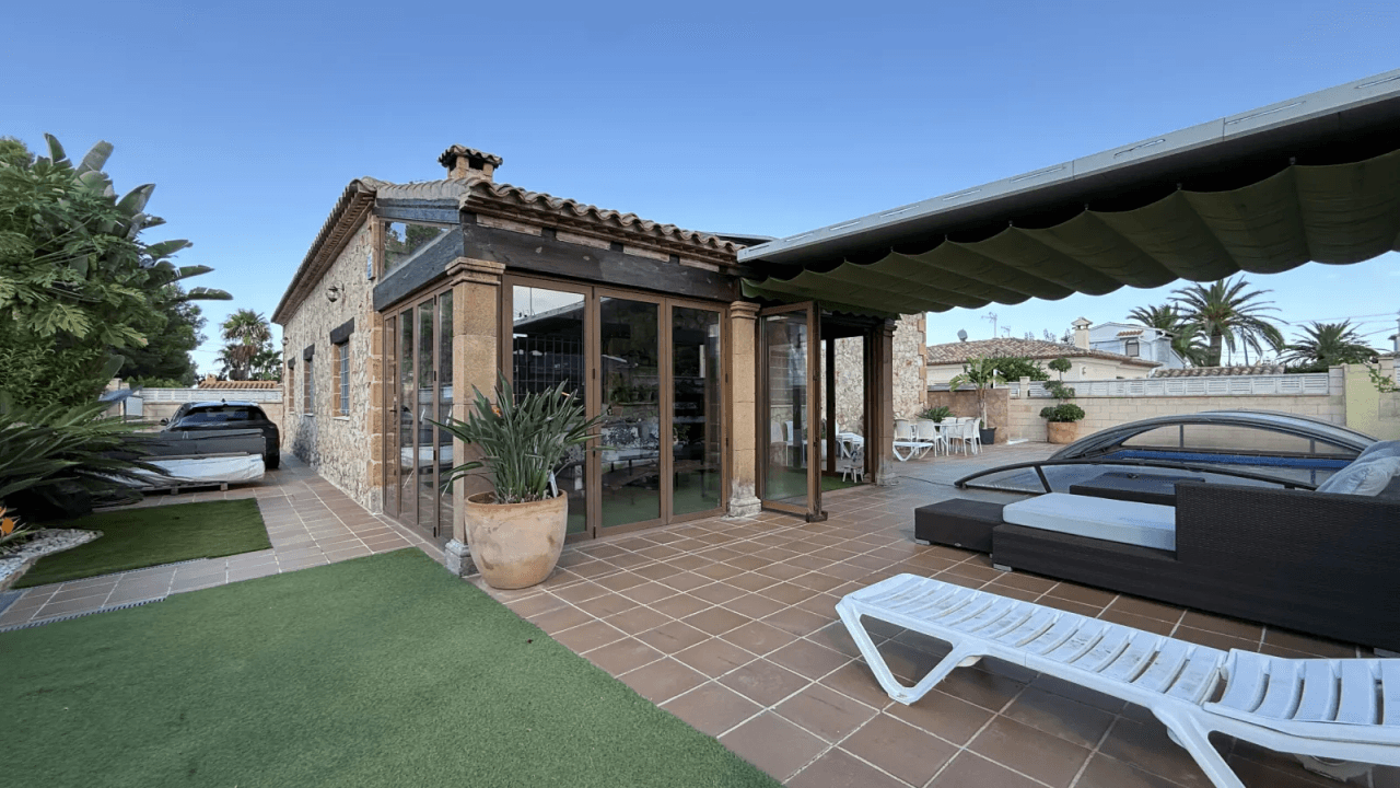 Villa exclusive de style méditerranéen alliant luxe, efficacité énergétique et matériaux haut de gamme.