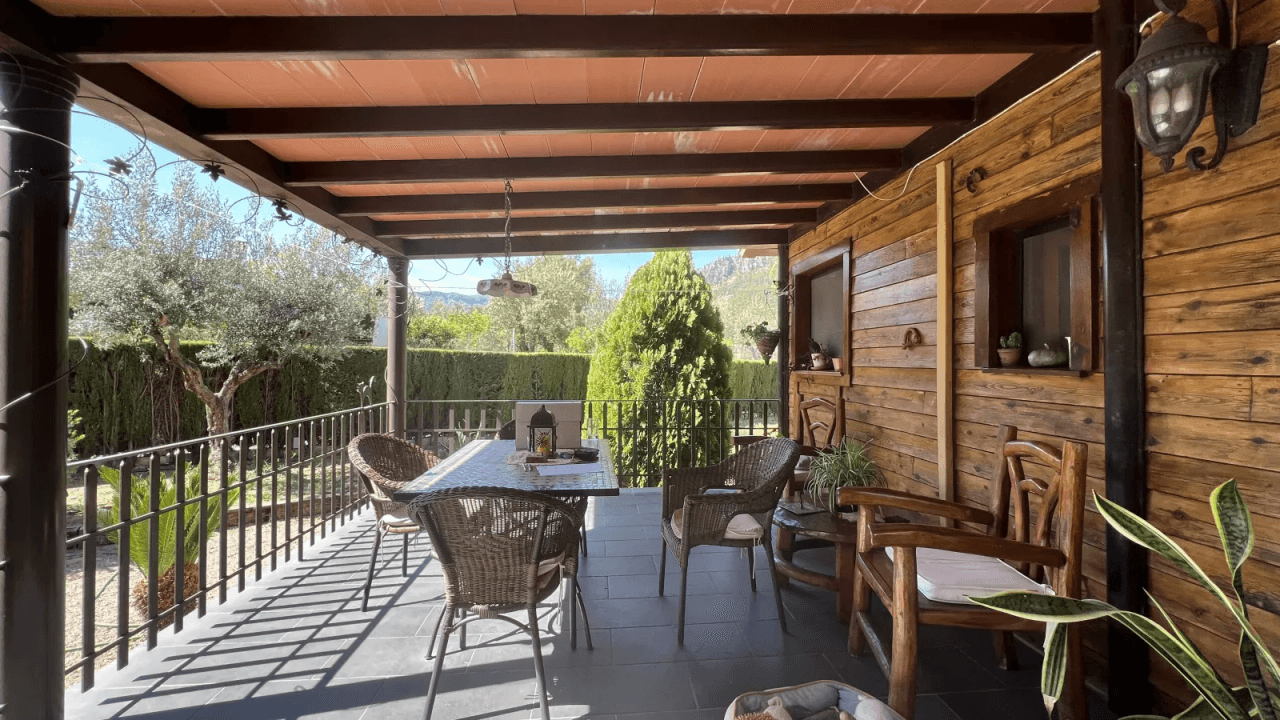 Le design canadien associé à l'ambiance espagnole. Pferdefinca dans la vallée de l'Orb, près de Denia.