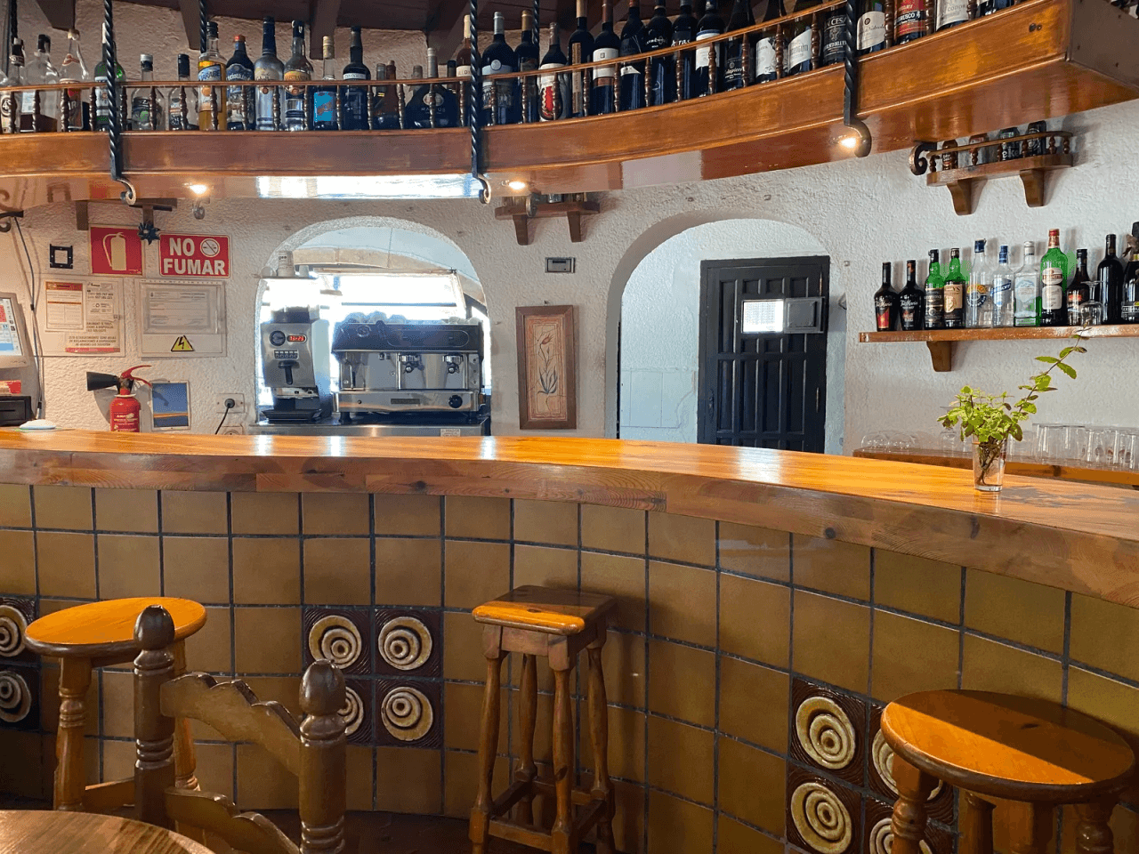 Restaurant avec piscine, grand terrain en excellent emplacement, maison, garage et plus.