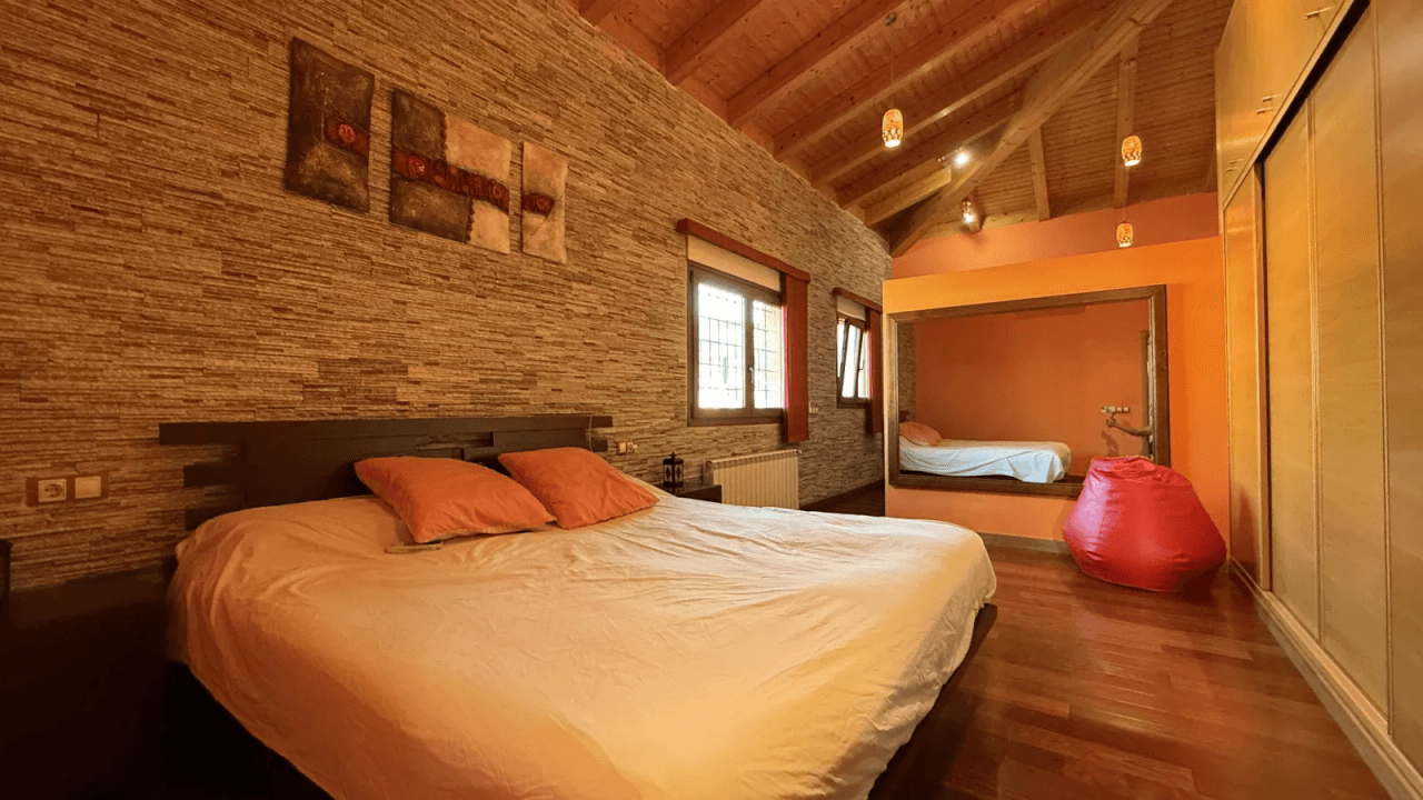 Villa exclusive de style méditerranéen alliant luxe, efficacité énergétique et matériaux haut de gamme.