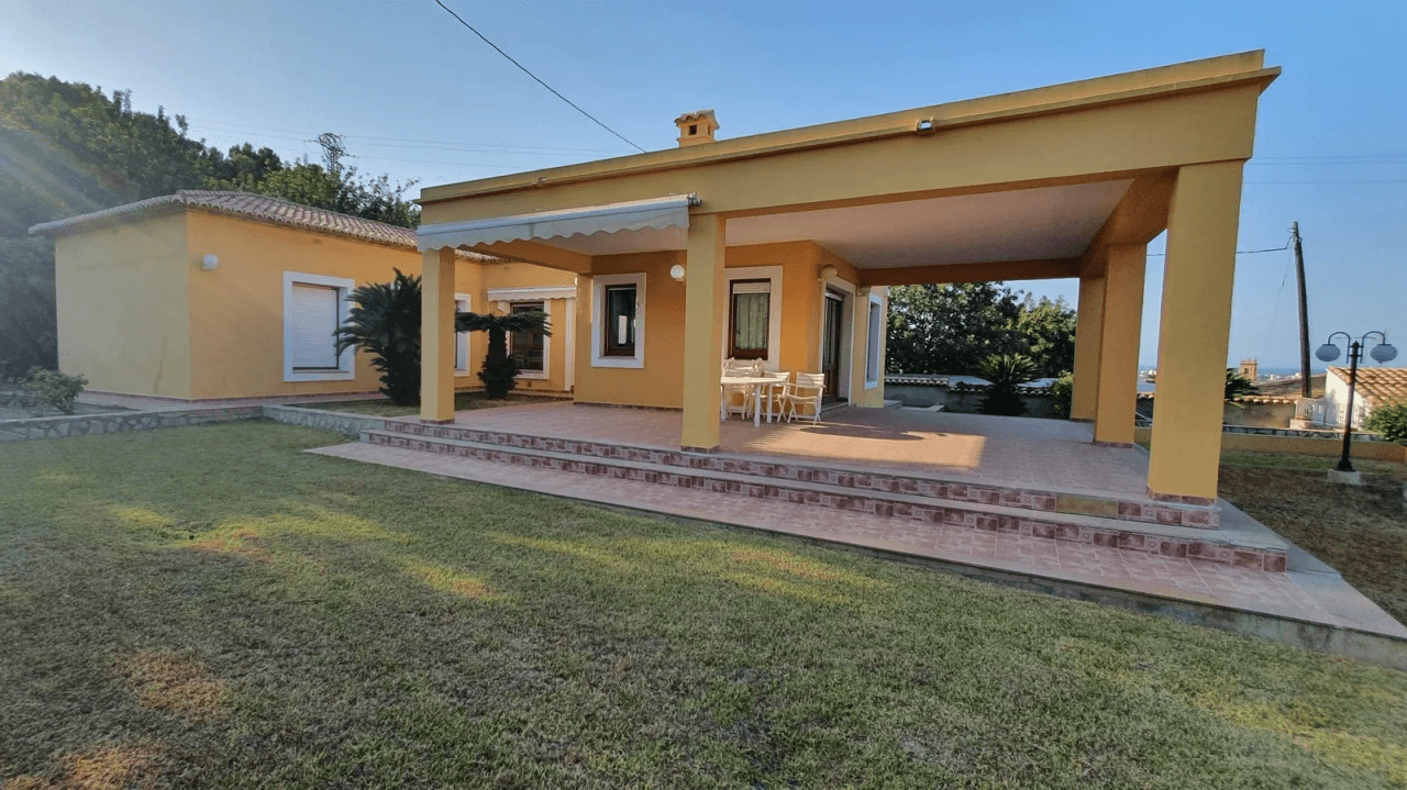Mansión muy bien cuidada en excelente zona residencial en Oliva XL parcela