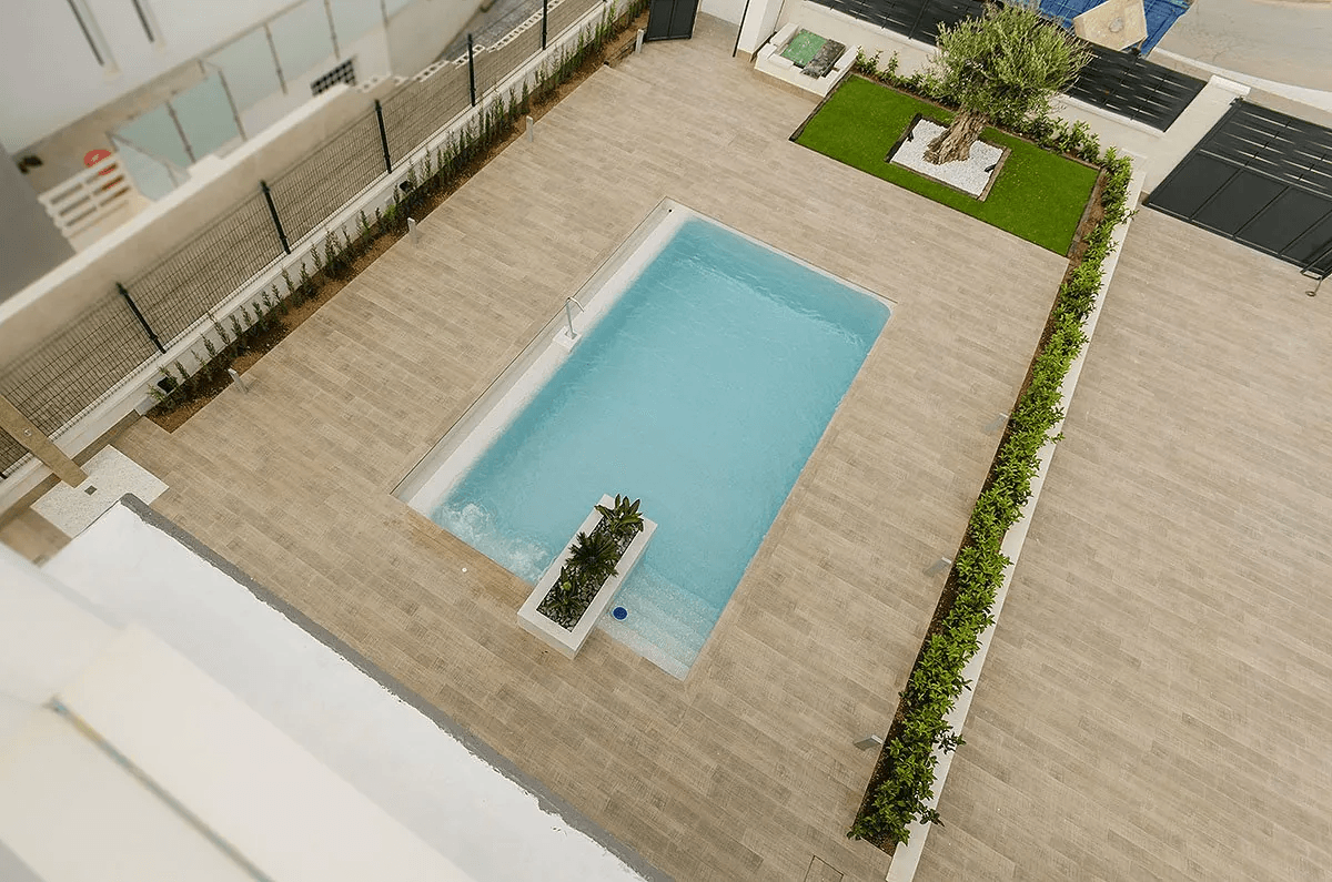 Villas exclusives avec 3 - 4 chambres à coucher, 2 salles de bains, W.C., toit-terrasse et piscine privée à seulement 600 m de la plage
