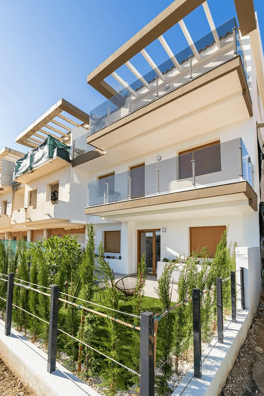 Maisons mitoyennes avec 4 chambres, 3 salles de bains, WC invités, vue sur la mer, climatisation, place de parking et piscine commune