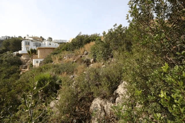 Terrain constructible sur Monte Pego avec orientation sud-ouest avec belles vues mer et montagne.