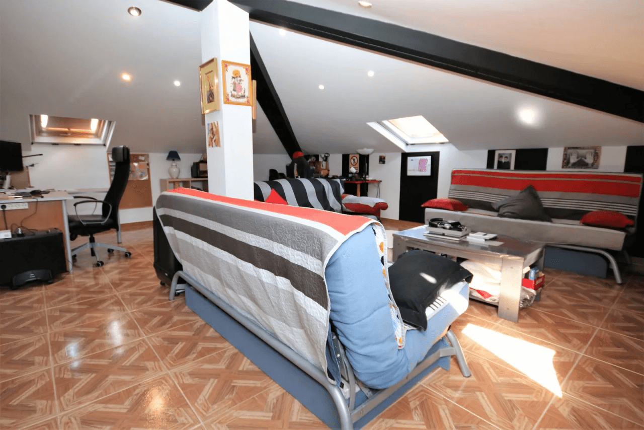 Magnifique villa de 4 chambres avec grande piscine sur un terrain très privé et proche de la plage.