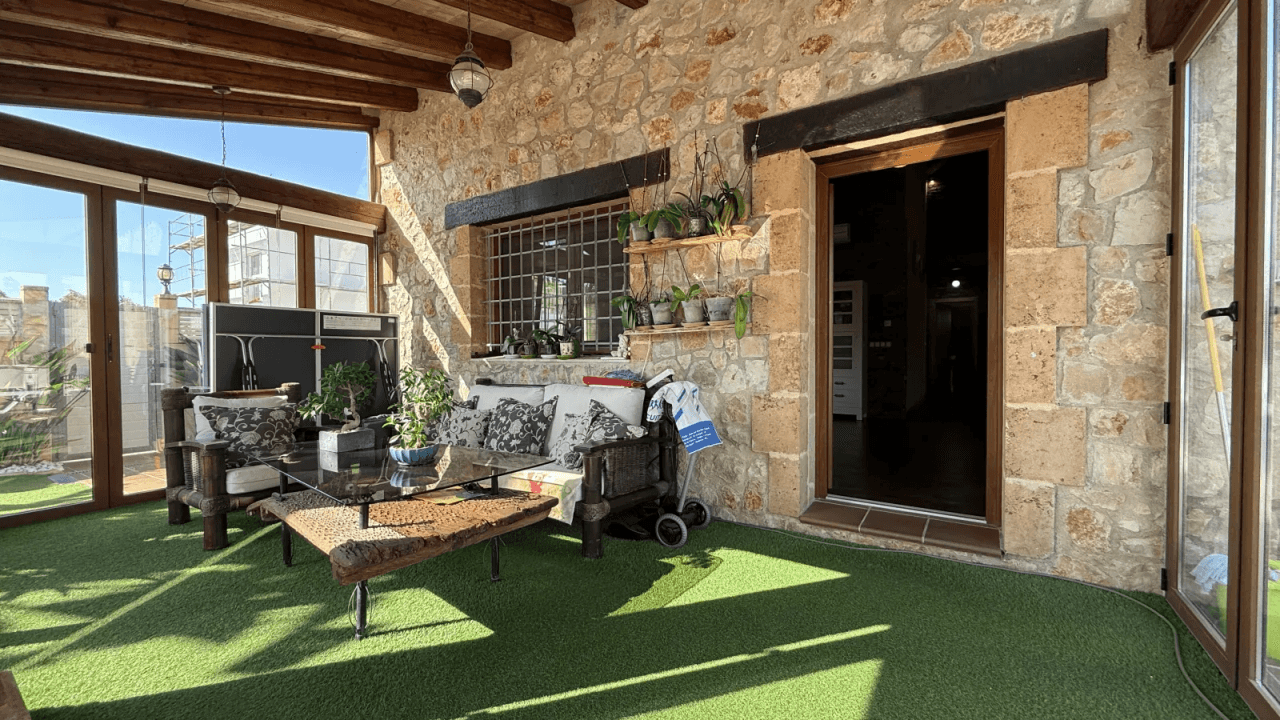 Villa exclusive de style méditerranéen alliant luxe, efficacité énergétique et matériaux haut de gamme.