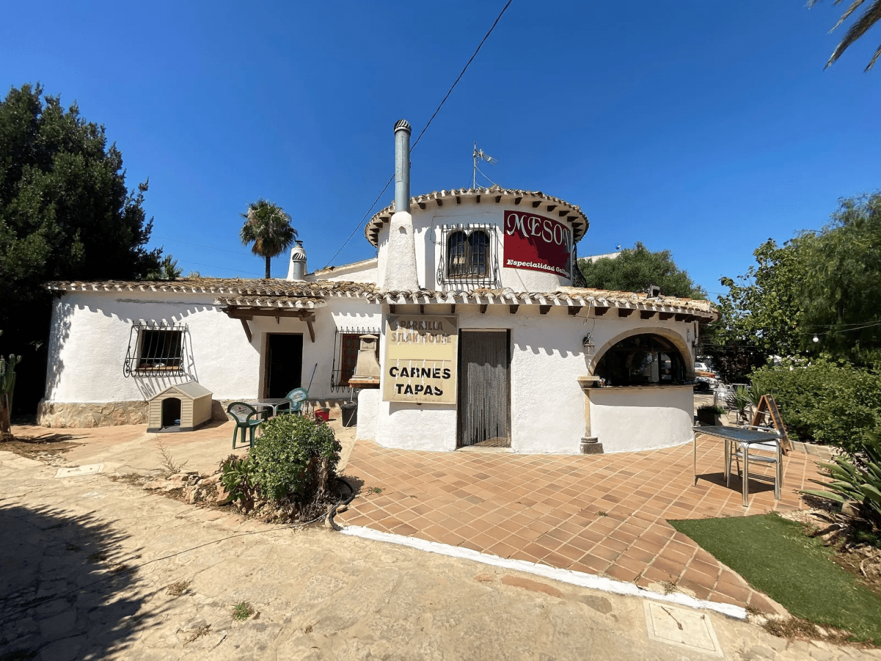 Restaurant avec piscine, grand terrain en excellent emplacement, maison, garage et plus.
