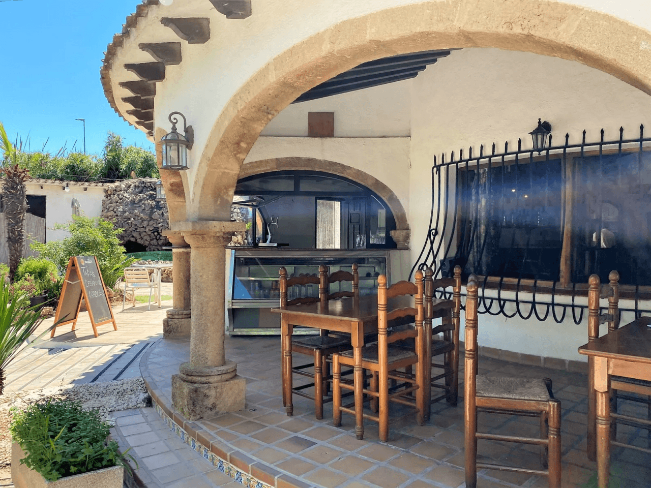 Restaurant avec piscine, grand terrain en excellent emplacement, maison, garage et plus.