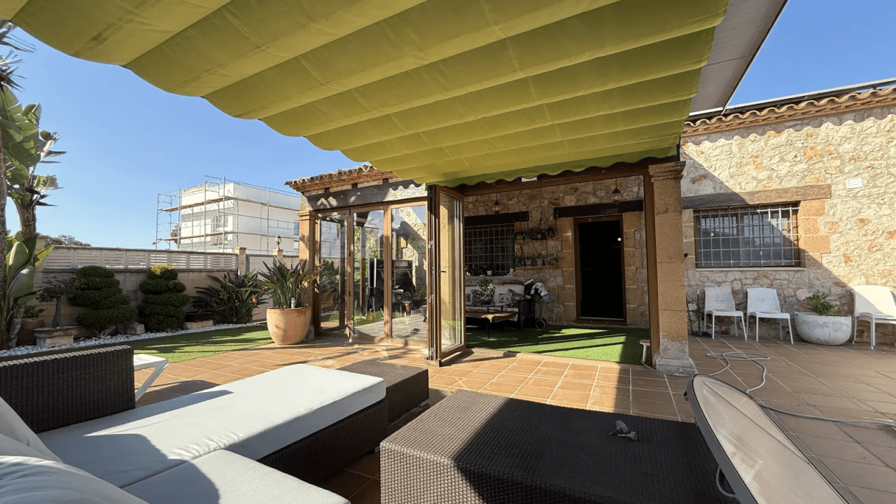 Villa exclusive de style méditerranéen alliant luxe, efficacité énergétique et matériaux haut de gamme.