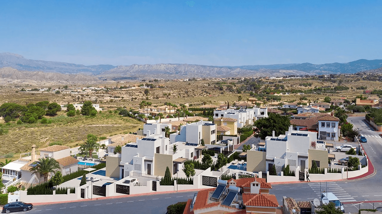 Modernes maisons mitoyennes de 3 chambres avec piscine communautaire dans un cadre magnifique