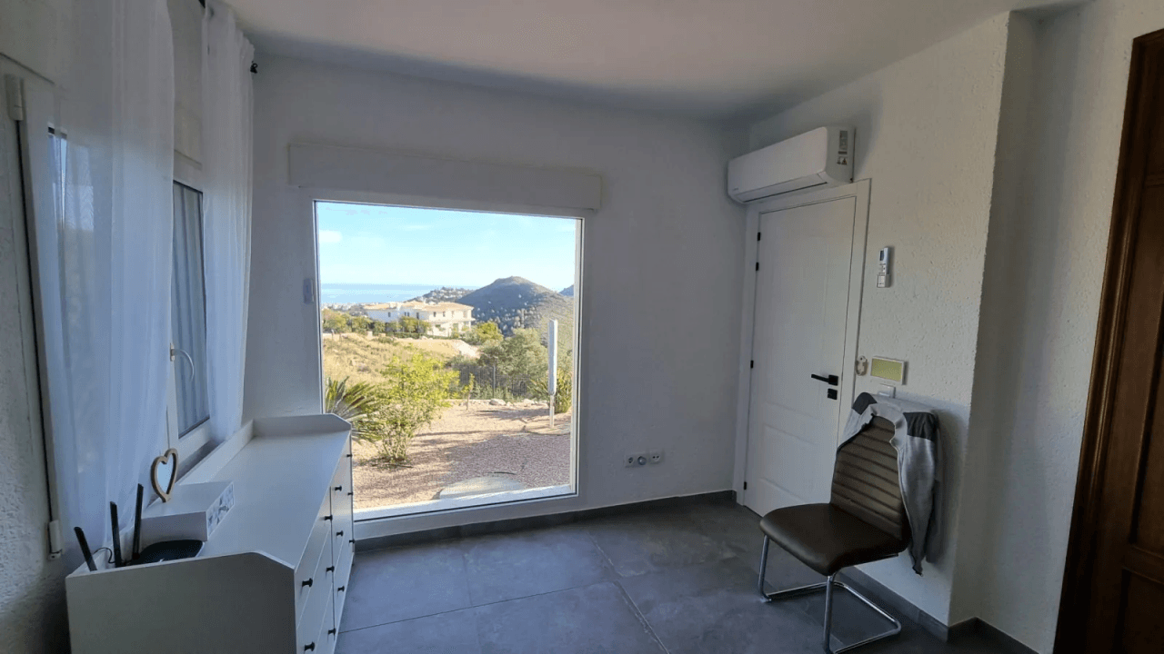 Villa muy bien cuidada de 4 dormitorios con piscina en una impresionante ubicación panorámica en Rafol del Almunia